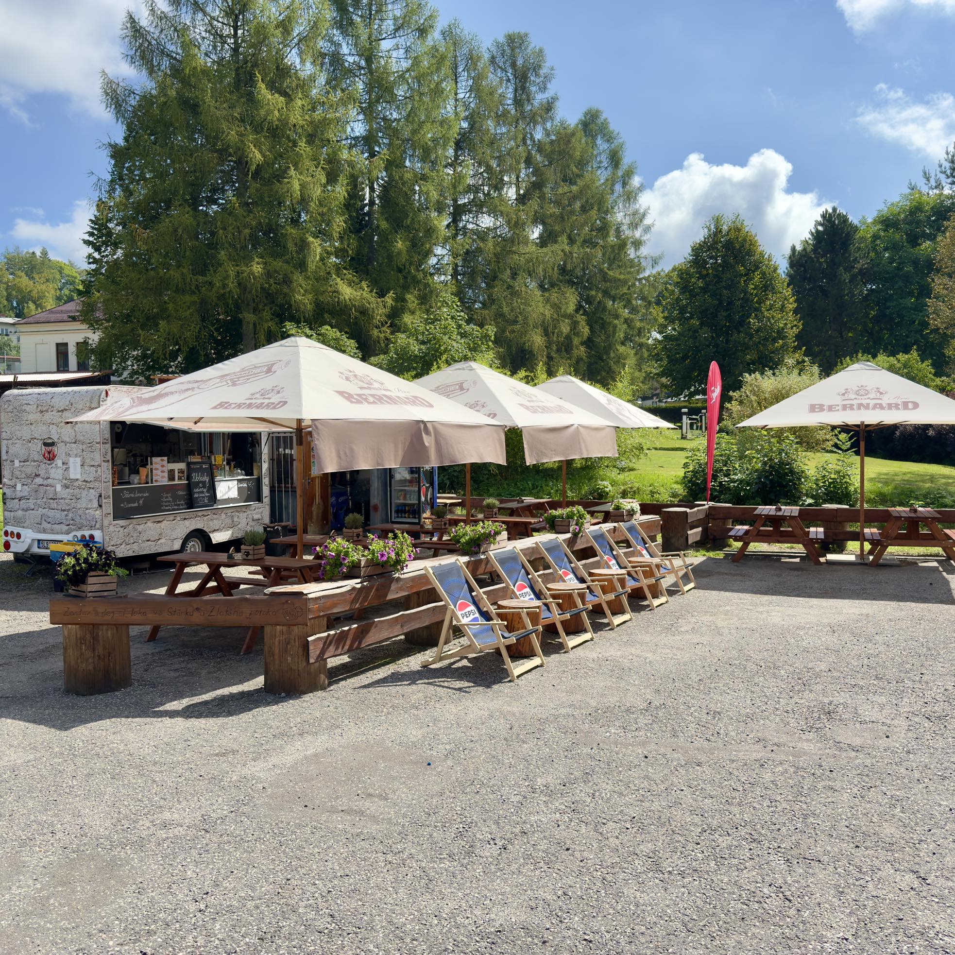 Kiosek Zlatý Potok v Sedloňově, posezení pod slunečníky a lehátka u potoka